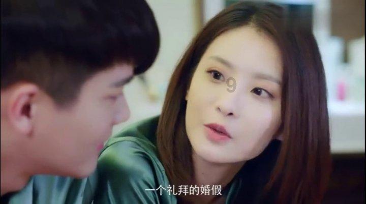 消防员冲进浓烟抬出喷火的油锅