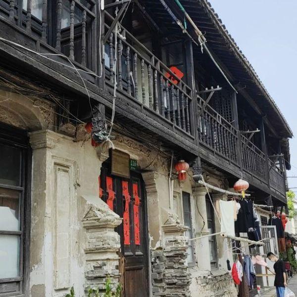 以梯作舟渡塘抢修